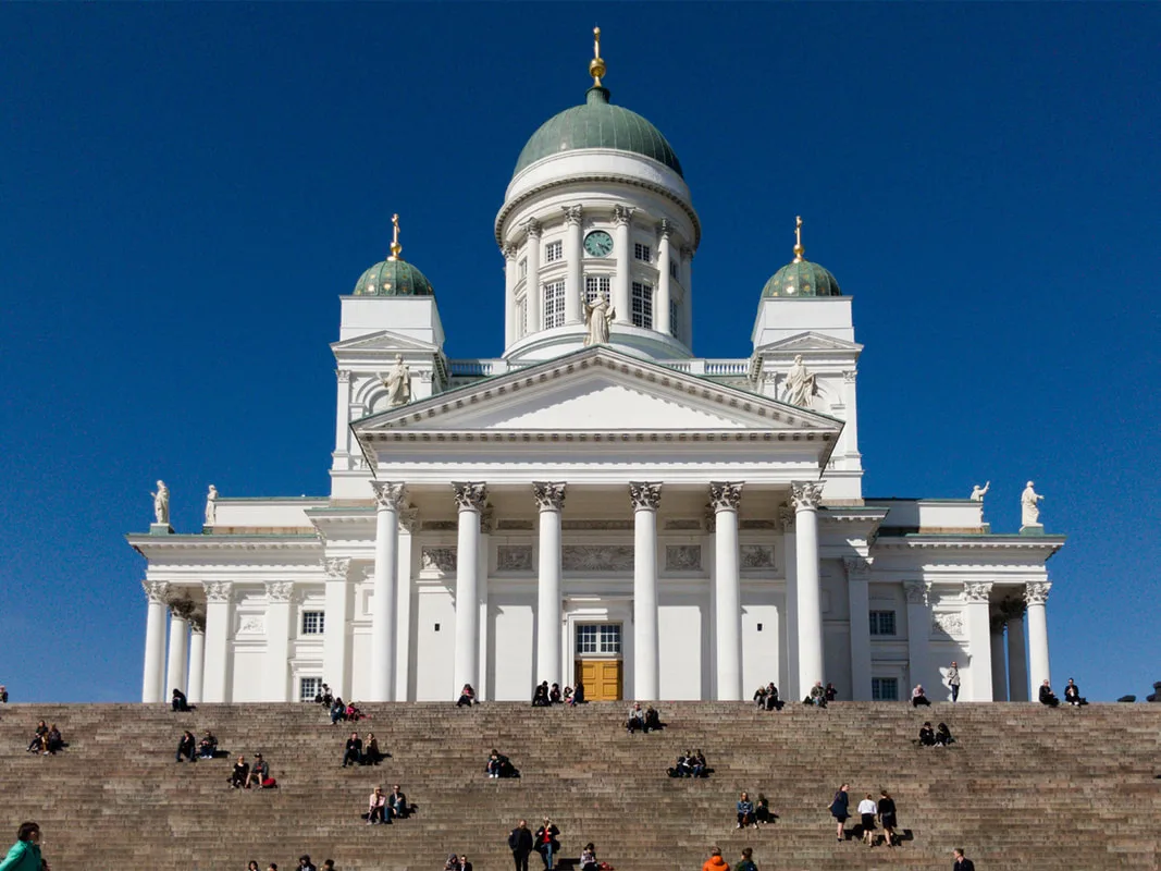 Arja polkupyörällä kurpitsa korissa punainen takki